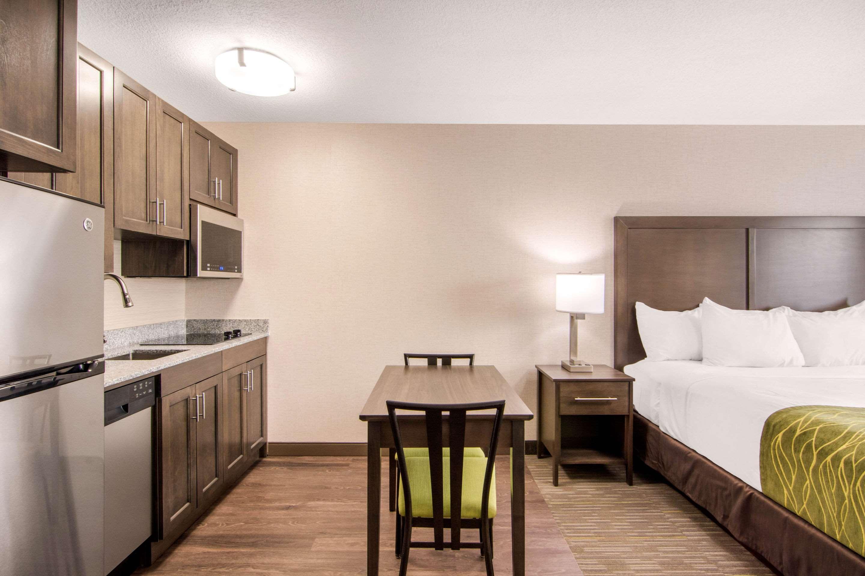 Comfort Inn & Suites Red Deer Esterno foto